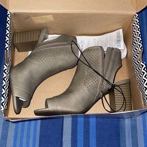 Gray heels
